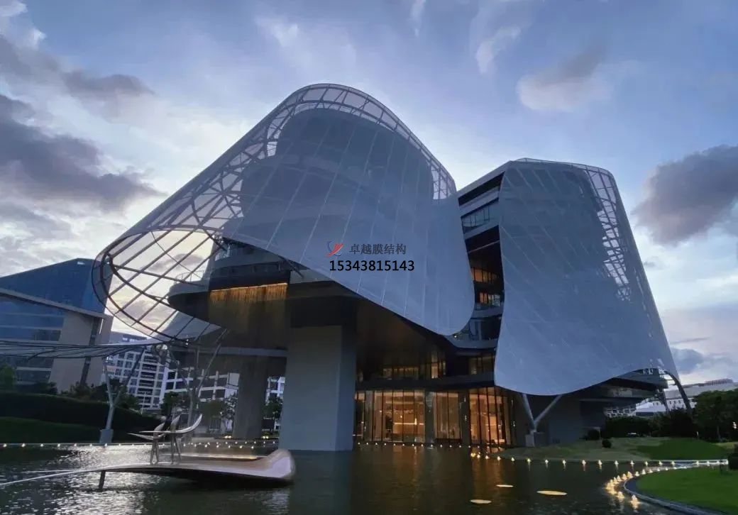 優(yōu)雅而懸浮，PTFE膜結(jié)構(gòu)外立面建筑